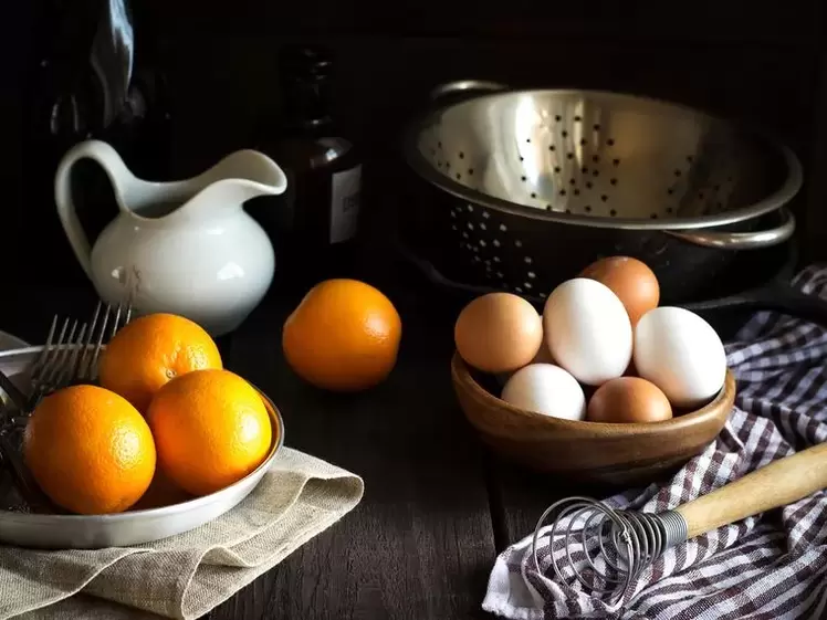 αυγά και πορτοκάλια για τη διατροφή των αυγών