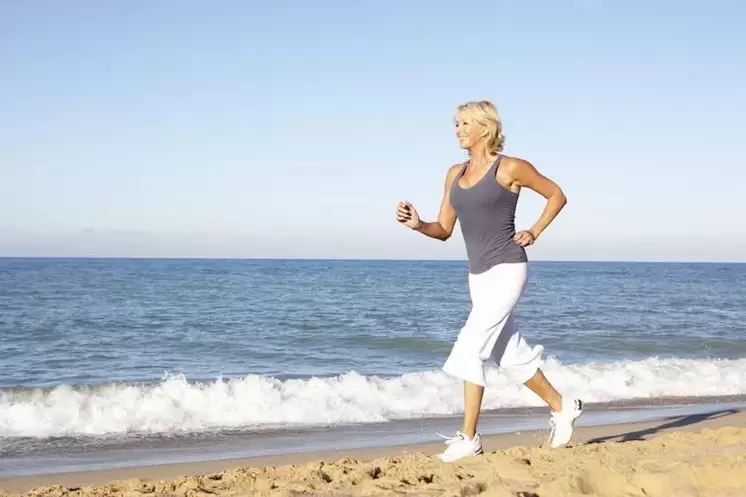 Μια γυναίκα σε ηλικία που κάνει τζόκινγκ για απώλεια βάρους και καλή καρδιακή λειτουργία