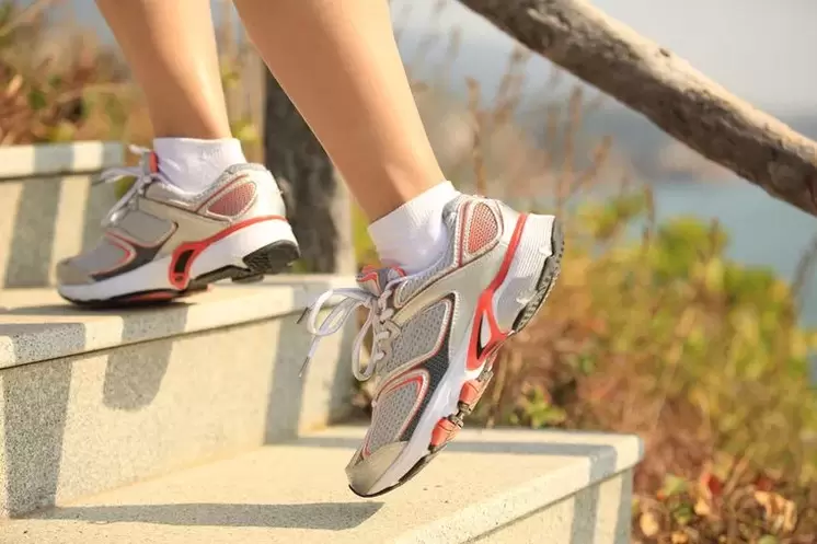 Το τρέξιμο σκαλοπατιών είναι ένας τρόπος για να δυναμώσετε τους μύες των ποδιών και να χάσετε βάρος