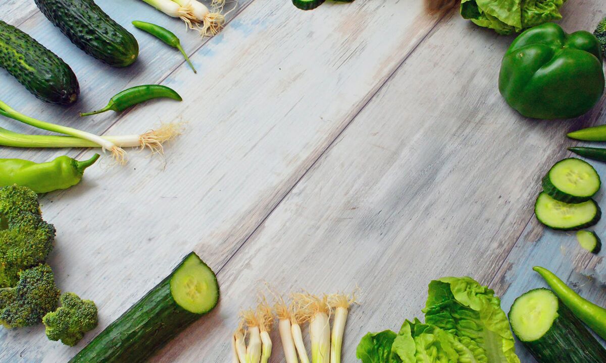 Πράσινα λαχανικά χαμηλών θερμίδων στο μενού διατροφής με φαγόπυρο