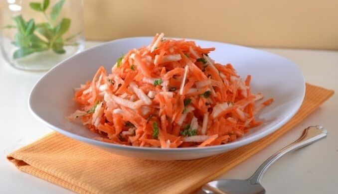 Η διαιτητική σαλάτα καρότου-μήλου θα παρέχει στο σώμα ενός ατόμου που χάνει βάρος με βιταμίνες